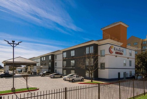 Comfort Suites North Fossil Creek - image 1