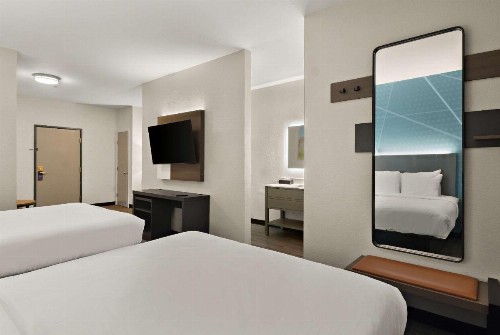Comfort Suites North Fossil Creek - image 15