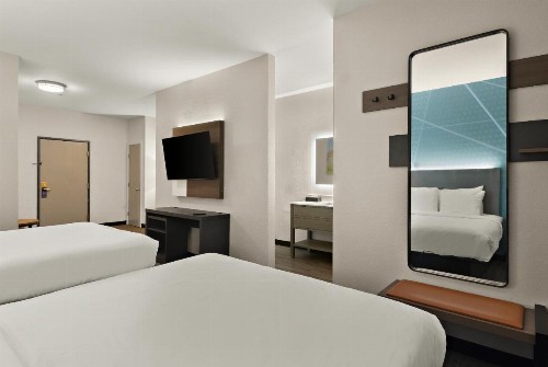 Comfort Suites North Fossil Creek - image 16