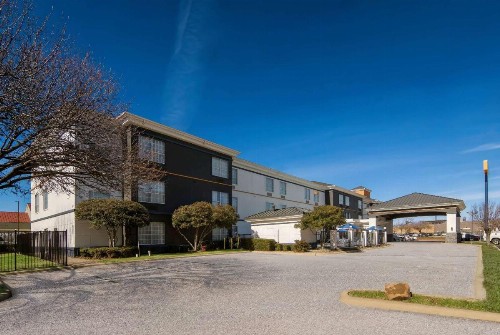 Comfort Suites North Fossil Creek - image 19