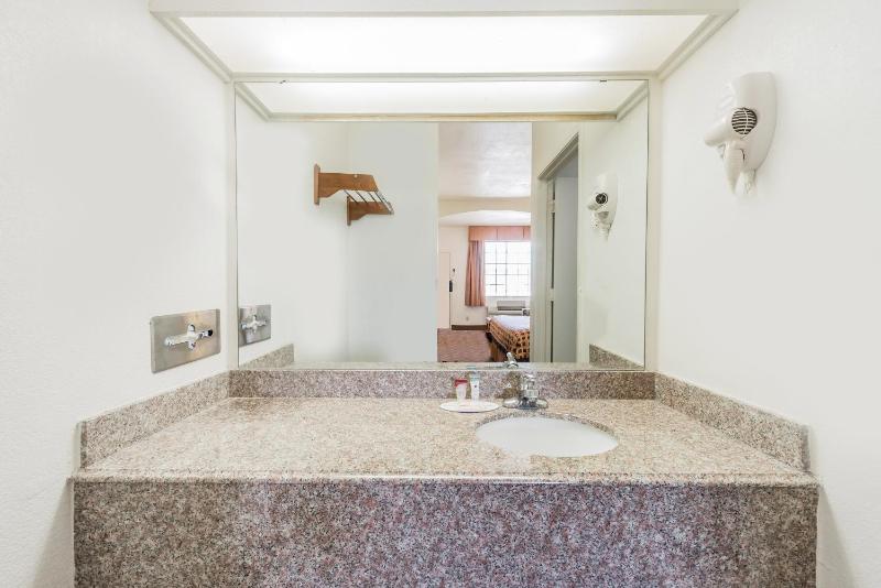 Americas Best Value Inn & Suites Fort Worth South - image 5