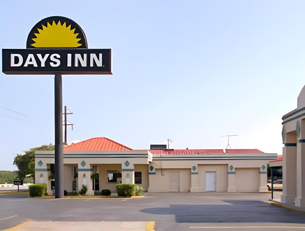 Days Inn by Wyndham South Fort Worth - main image