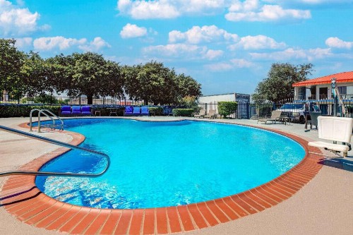 Days Inn by Wyndham South Fort Worth - image 2