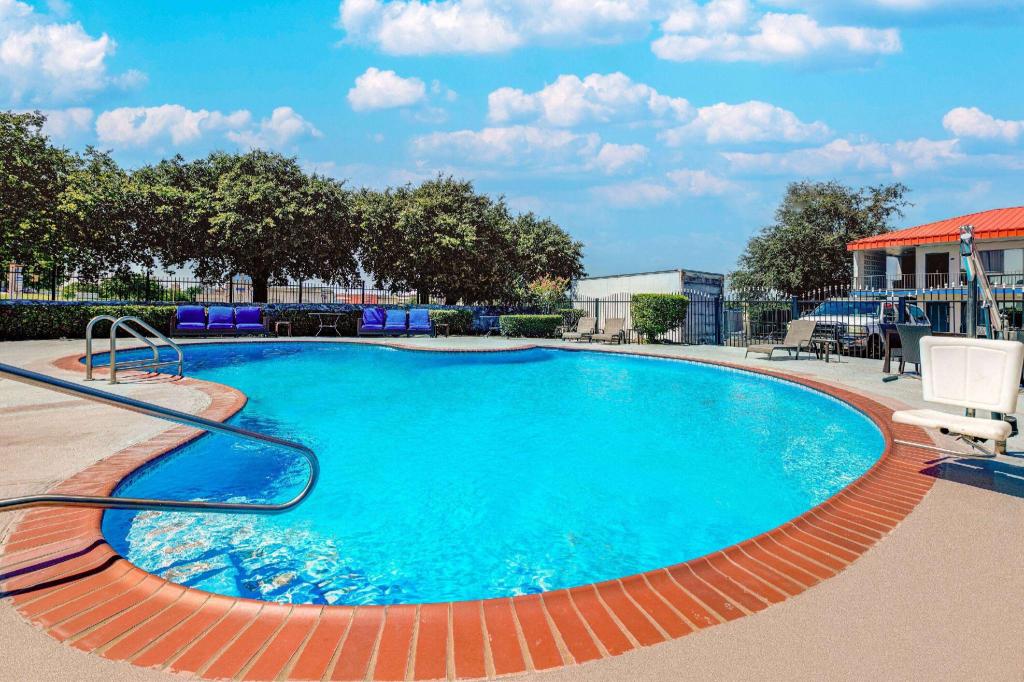 Days Inn by Wyndham South Fort Worth - image 2