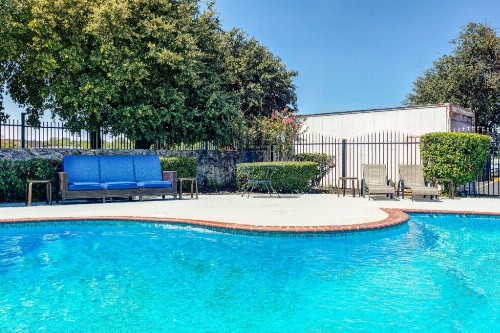 Days Inn by Wyndham South Fort Worth - image 5