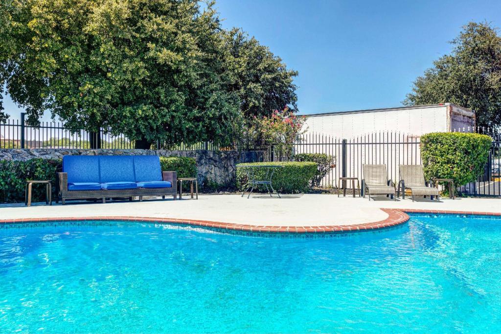 Days Inn by Wyndham South Fort Worth - image 5