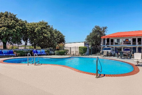 Days Inn by Wyndham South Fort Worth - image 7