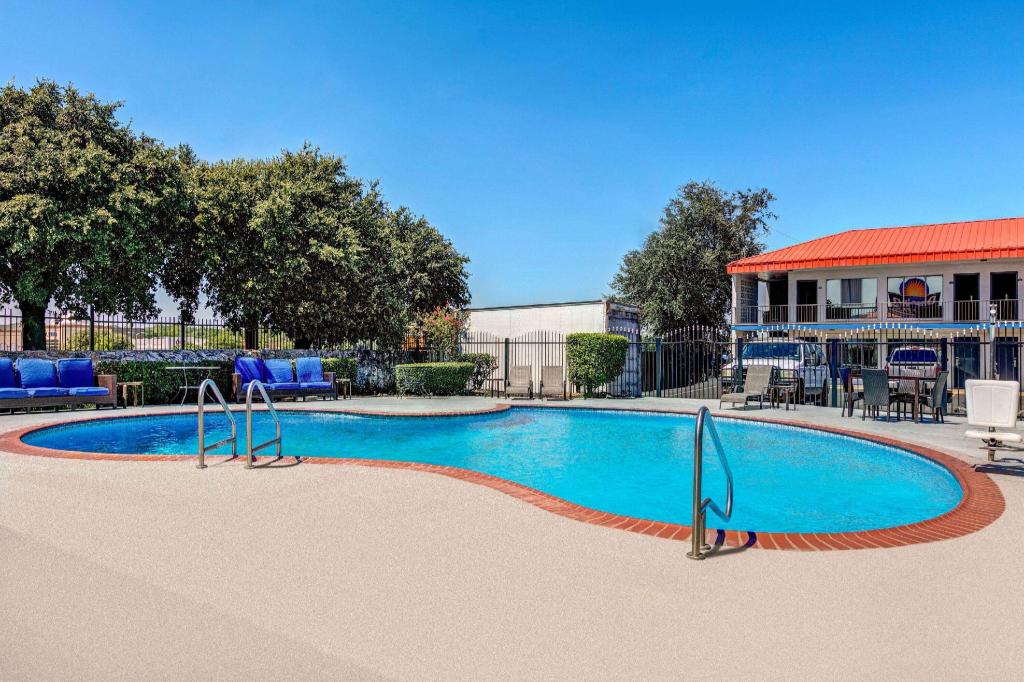 Days Inn by Wyndham South Fort Worth - image 7