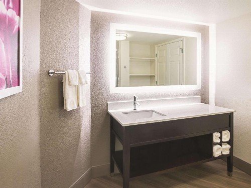 La Quinta by Wyndham Fort Worth North - image 13