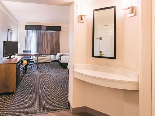 La Quinta by Wyndham Fort Worth City View - image 19