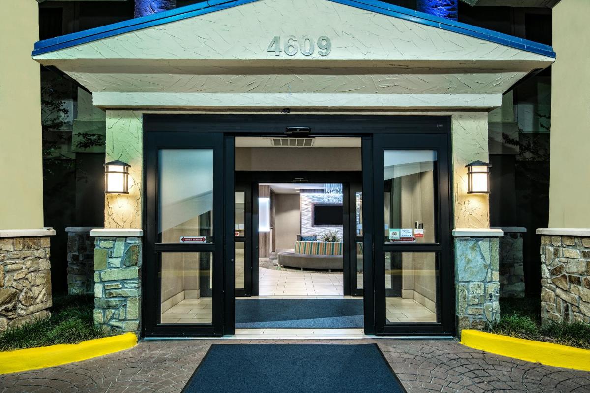 Holiday Inn Express Hotel and Suites Fort Worth/I-20 - image 3