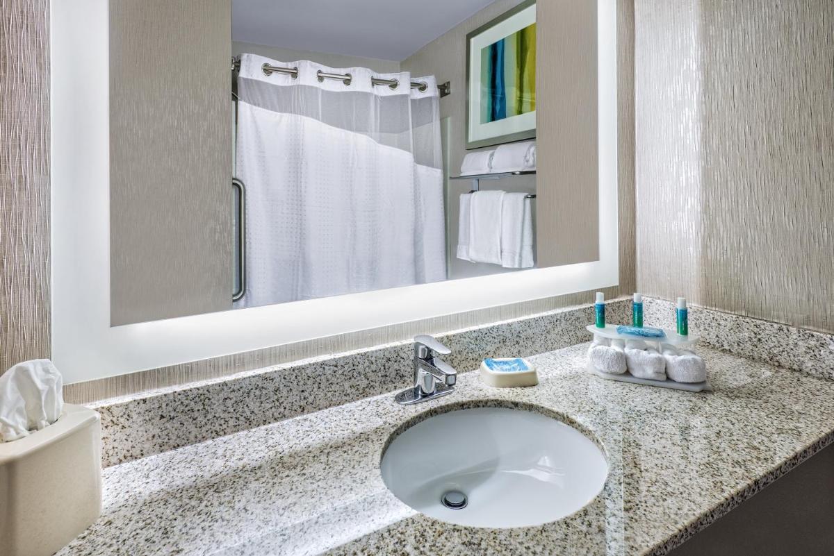 Holiday Inn Express Hotel and Suites Fort Worth/I-20 - image 6
