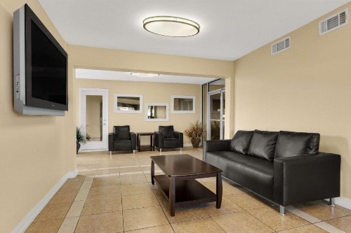 Super 8 by Wyndham Fort Worth TX - image 3
