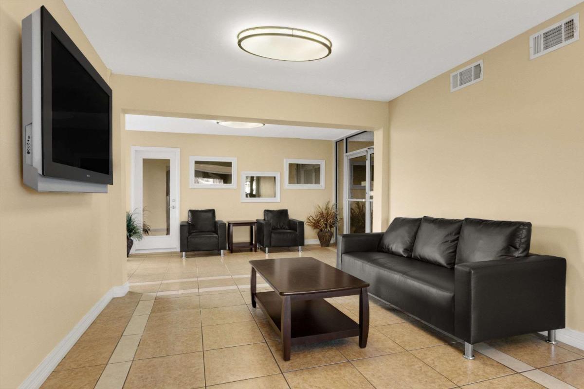 Super 8 by Wyndham Fort Worth TX - image 3