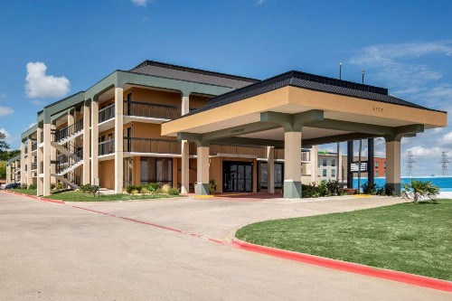 Quality Inn and Suites Cattle Baron - image 1