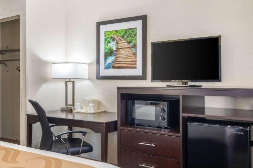 Quality Inn and Suites Cattle Baron - image 13
