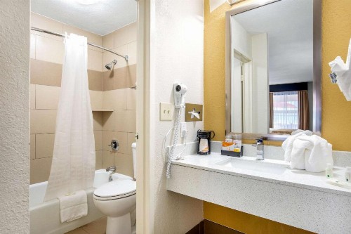 Quality Inn and Suites Cattle Baron - image 19