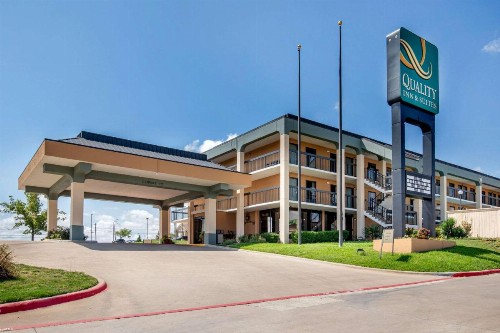 Quality Inn and Suites Cattle Baron - image 2