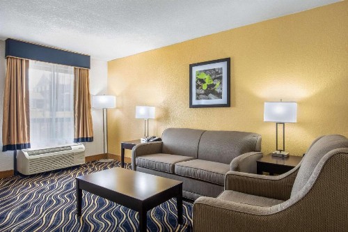 Quality Inn and Suites Cattle Baron - image 21