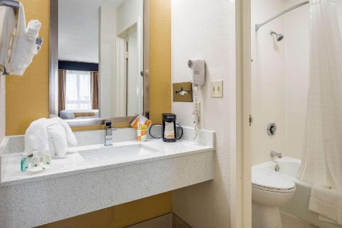 Quality Inn and Suites Cattle Baron - image 26