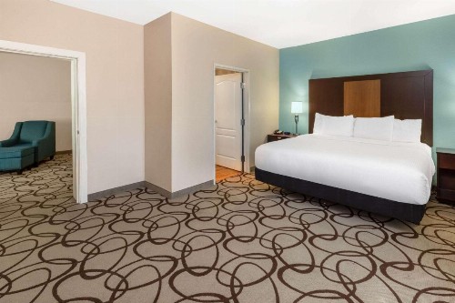 La Quinta by Wyndham Fort Worth - Lake Worth - image 3