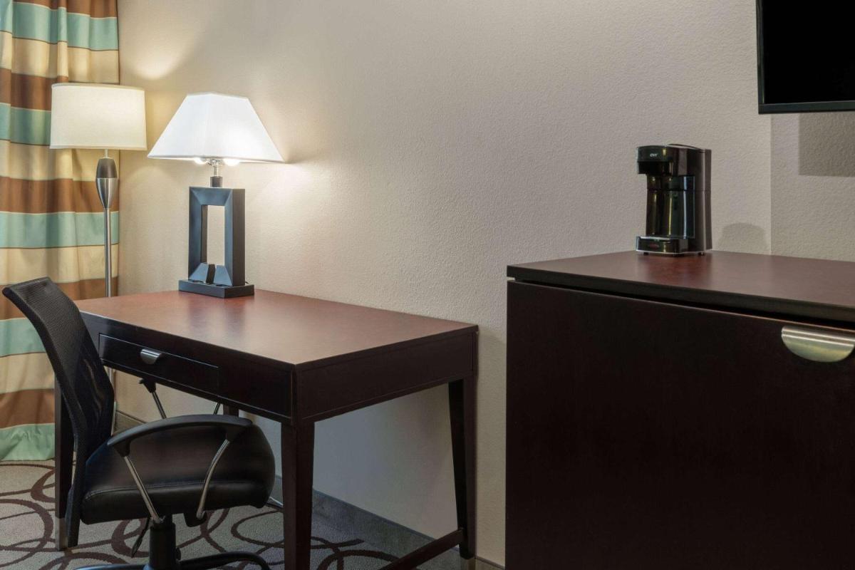 La Quinta by Wyndham Fort Worth - Lake Worth - image 4