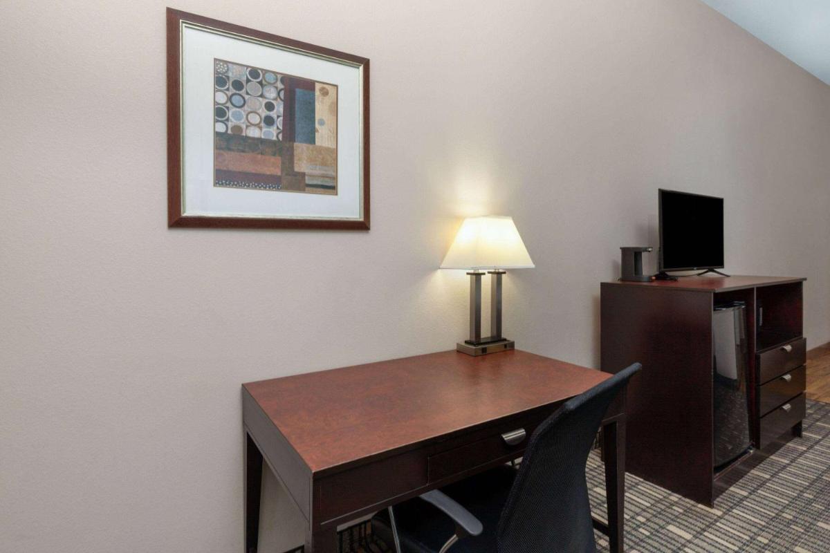 La Quinta by Wyndham Fort Worth - Lake Worth - image 6
