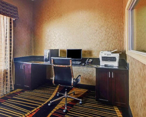 Comfort Suites Lake Worth - image 25