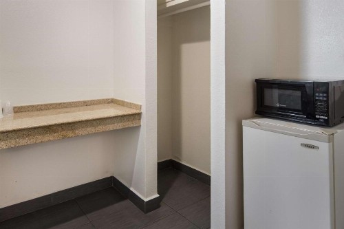 Motel 6-Fort Worth TX - Seminary - image 2
