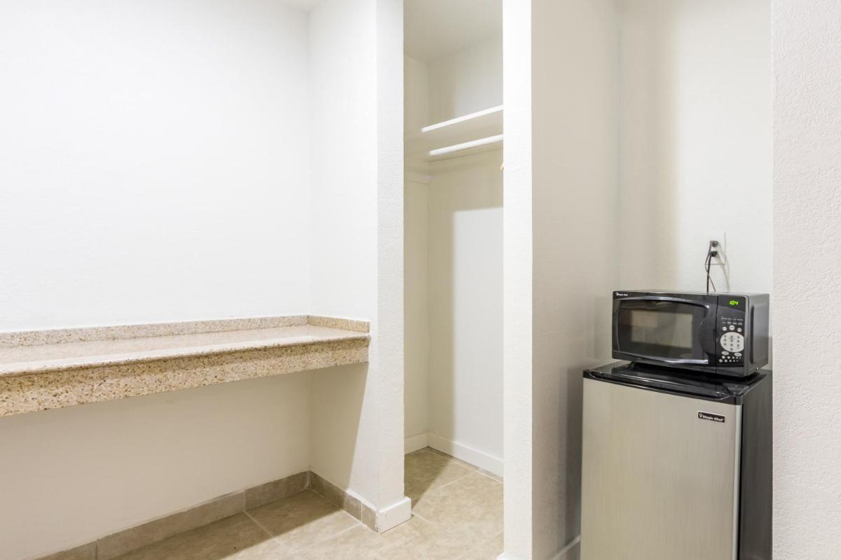 Motel 6-Fort Worth TX - Seminary - image 3