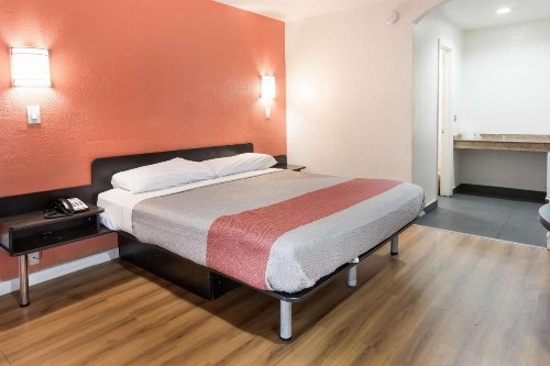Motel 6-Fort Worth TX - Seminary - image 5