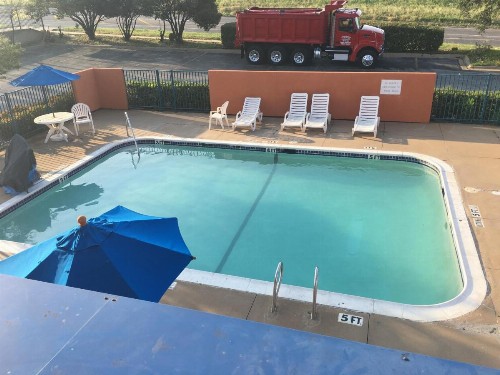 Relax Inn Forth Worth - image 5