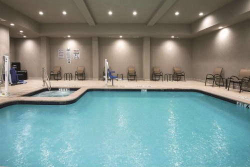 La Quinta Inn & Suites by Wyndham Fort Worth West I-30 - image 10
