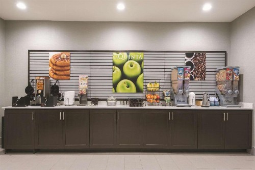 La Quinta Inn & Suites by Wyndham Fort Worth West I-30 - image 16