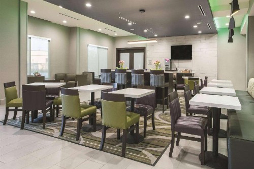 La Quinta Inn & Suites by Wyndham Fort Worth West I-30 - image 21