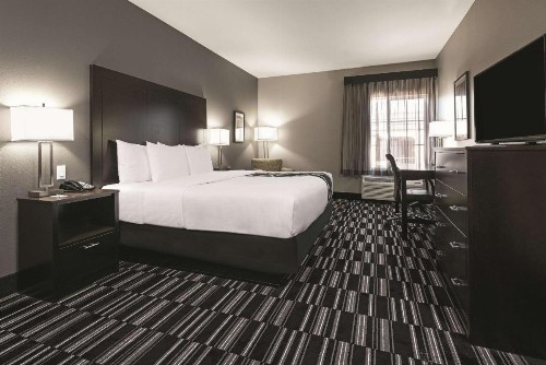 La Quinta Inn & Suites by Wyndham Fort Worth West I-30 - image 7