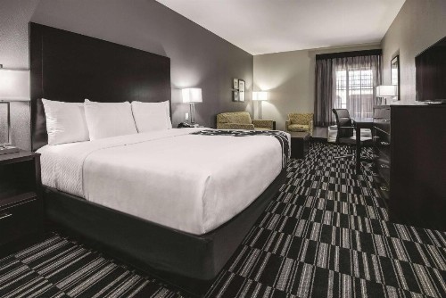 La Quinta Inn & Suites by Wyndham Fort Worth West I-30 - image 9