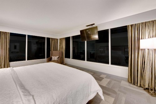 Hampton Inn & Suites Fort Worth Downtown - image 2