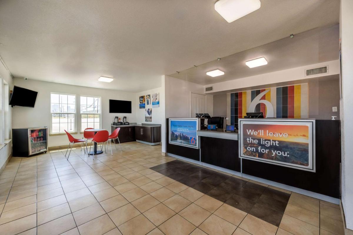 Motel 6-Fort Worth TX - Convention Center - image 4