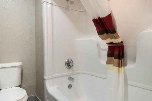 Red Roof Inn Fort Worth South - image 4