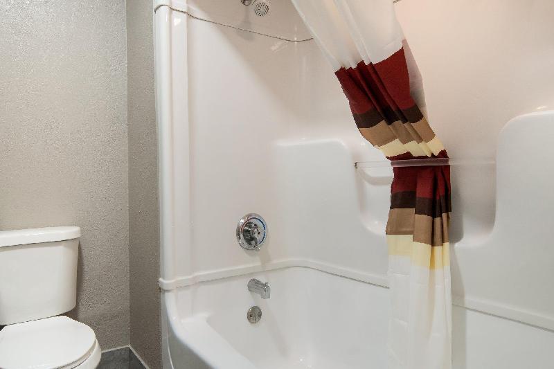 Red Roof Inn Fort Worth South - image 4