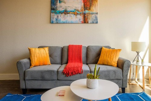 1 BR Apt Near Convention Center by Frontdesk - image 10