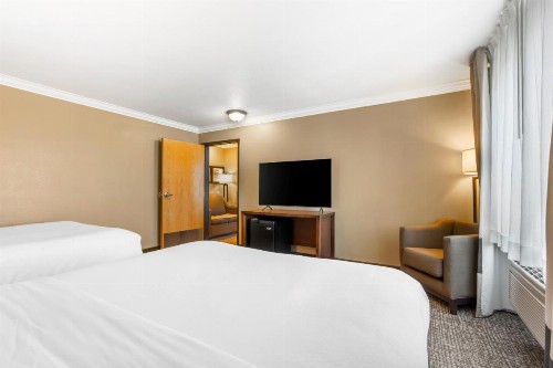 Comfort Inn & Suites Redwood Country - image 10