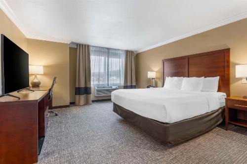 Comfort Inn & Suites Redwood Country - image 2