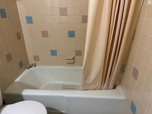 Country Club Inn & Suites - image 17