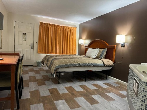 Country Club Inn & Suites - image 18
