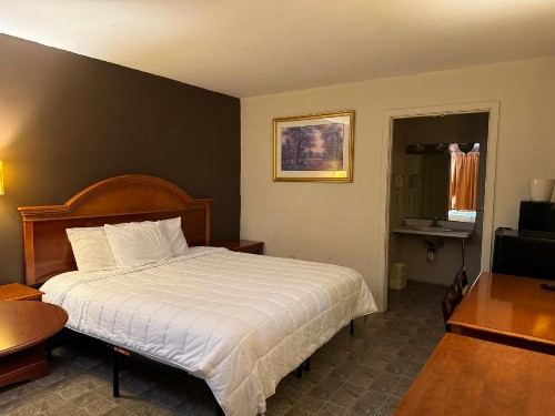 Country Club Inn & Suites - image 19