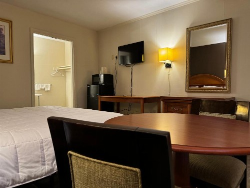 Country Club Inn & Suites - image 20