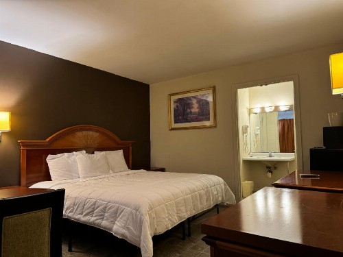 Country Club Inn & Suites - image 21