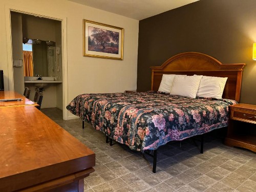 Country Club Inn & Suites - image 23